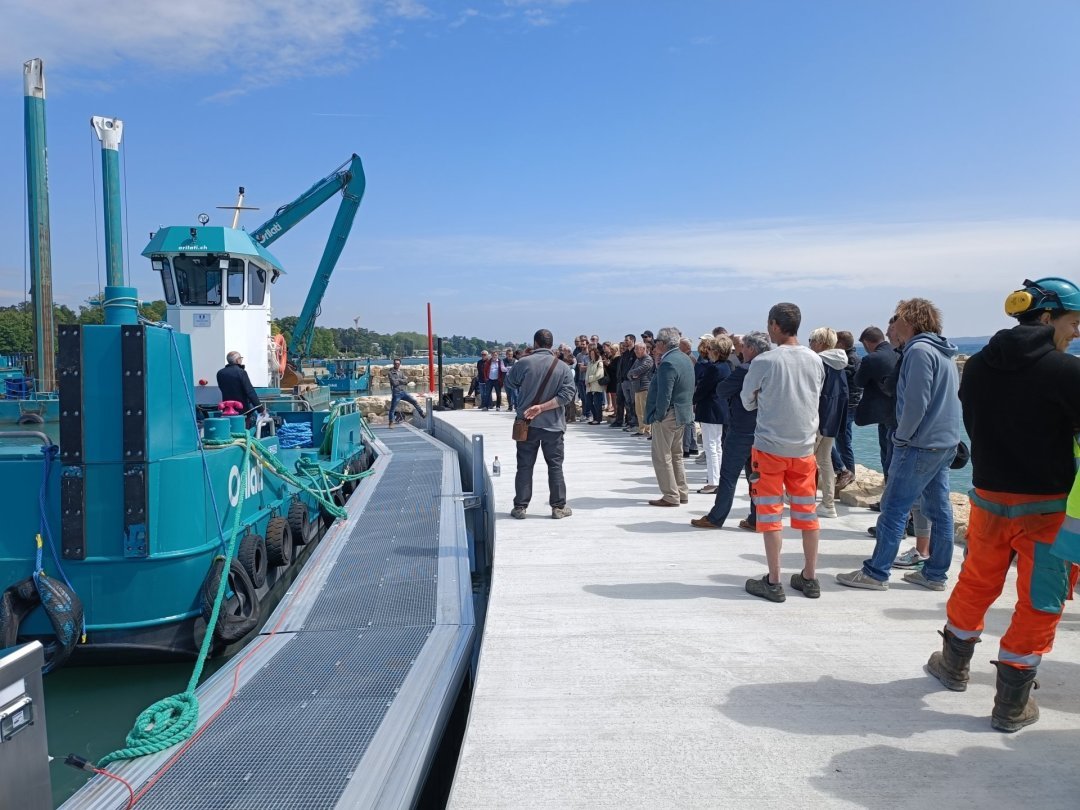 Ouvriers, municipaux et employés communaux ont profité de marquer le coup  pour la fin des travaux du port de Mies-Tannay