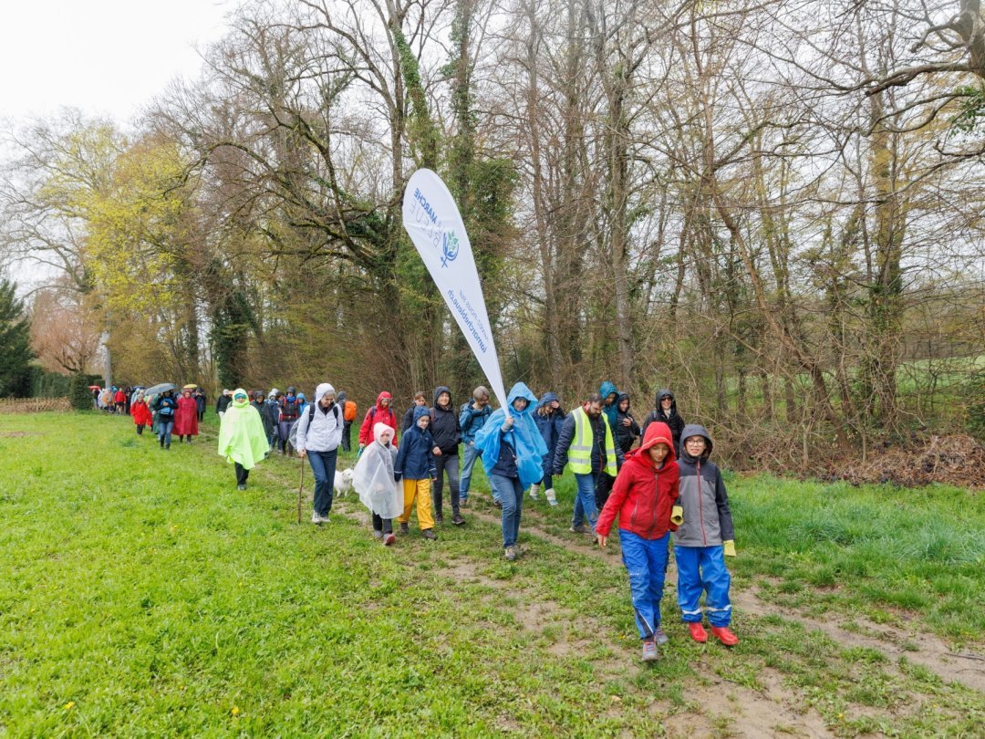 Composée autant de familles, de jeunes comme de retraités, la Marche Bleue traverse la Suisse romande pour alerter sur l'urgence climatique. Ce dimanche, ils marchaient à Bogis-Bossey, en direction de Nyon.
