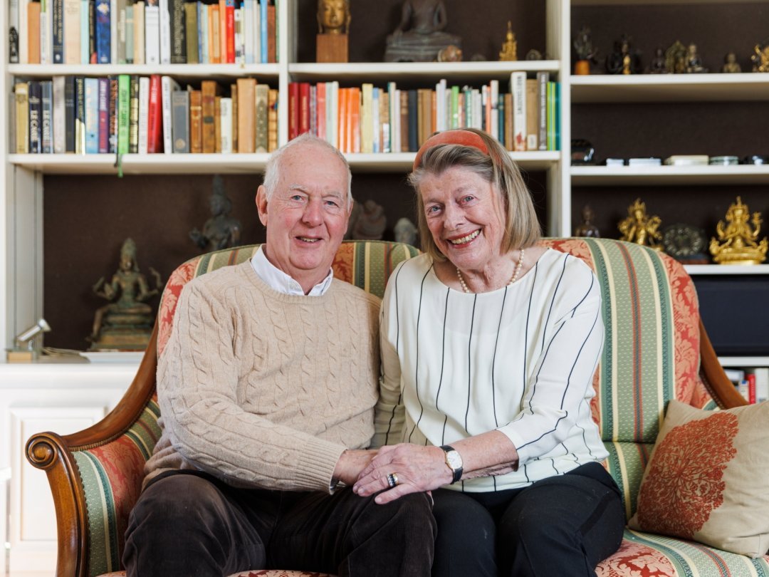 Derrière le couple jubilaire, la bibliothèque familiale regorge de livres et de souvenirs, témoins de soixante ans de vie commune.