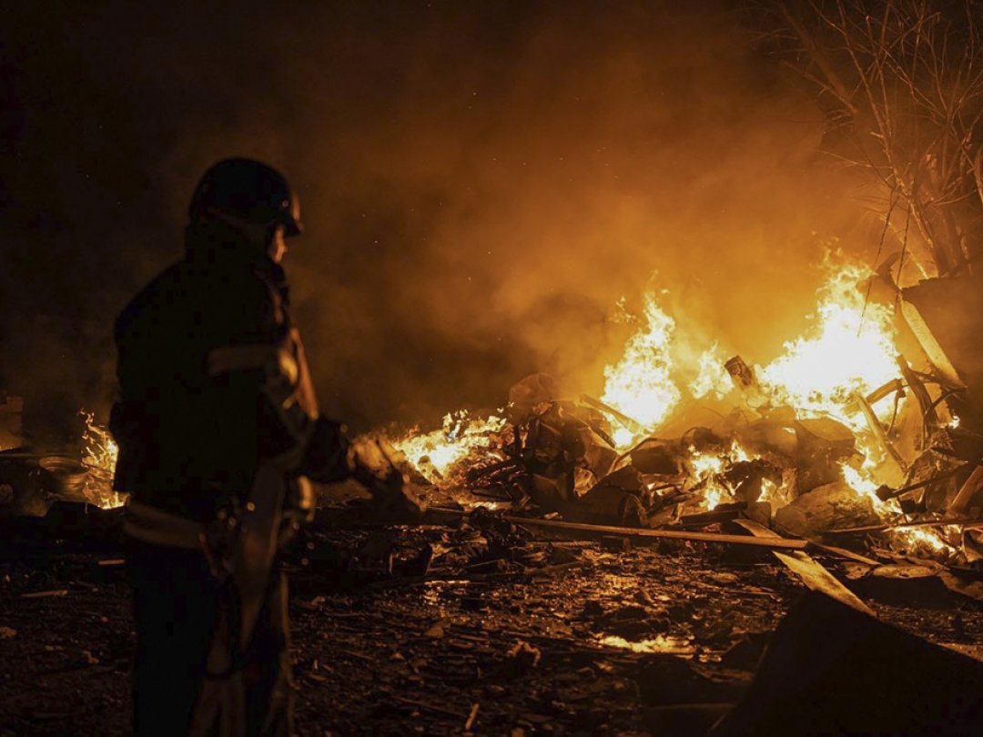 Selon les autorités, c'est la 14e attaque russe de drones sur Kiev depuis le début du mois. Ici un incendie provoqué par celle du 16 mai.