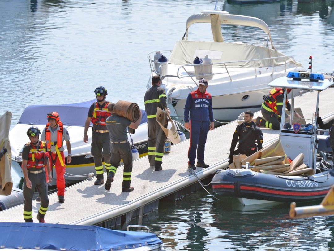 Policiers et pompiers au lendemain du naufrage, survenu dimanche sur le Lac Majeur.