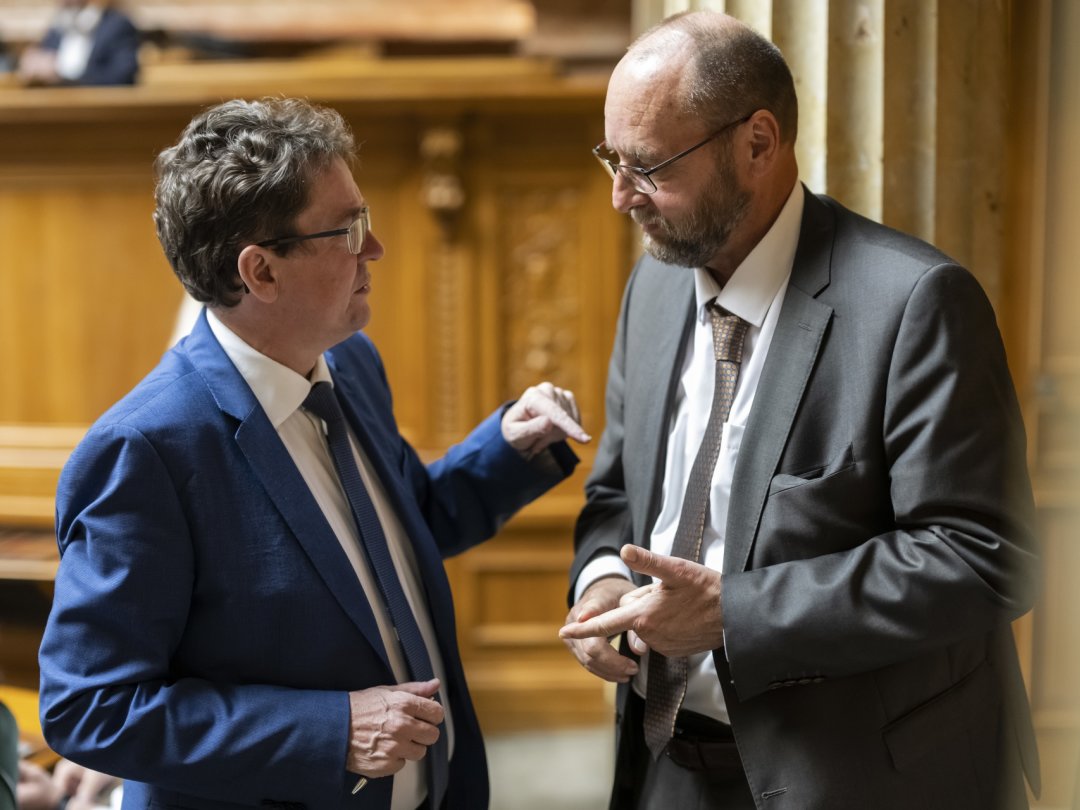 Le chef du Detec, Albert Rösti (g.) avec le directeur de l'Office fédéral des routes, Jürg Röthlisberger, ce mardi à Berne.