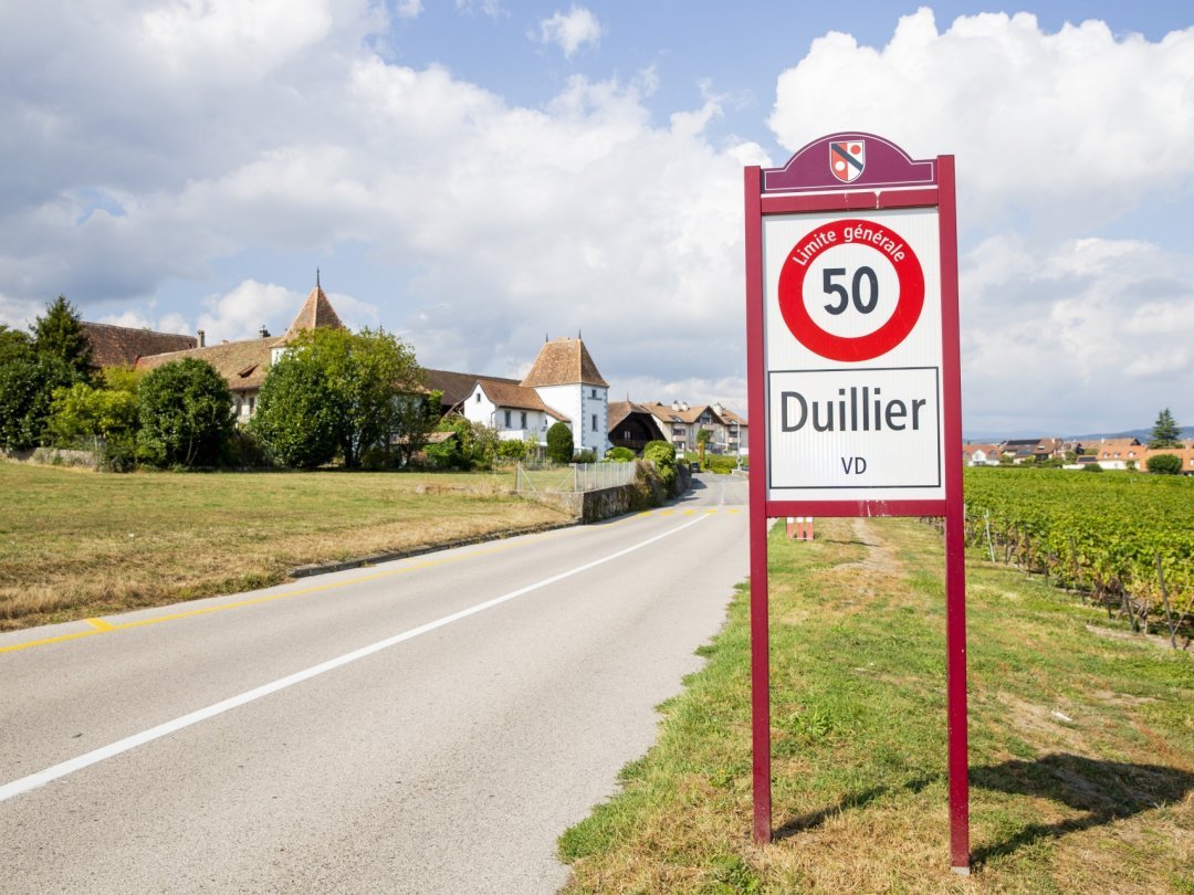 Duillier (avec son beau château en arrière-plan) est bien embêtée pour légaliser l'occupation de son territoire.