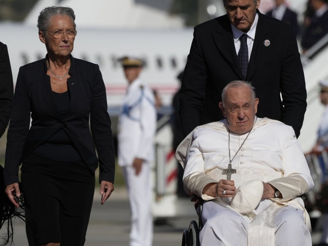 À son arrivée à l'aéroport de Marignane, le pape François a été accueilli par la Première ministre Elisabeth Borne (à gauche).