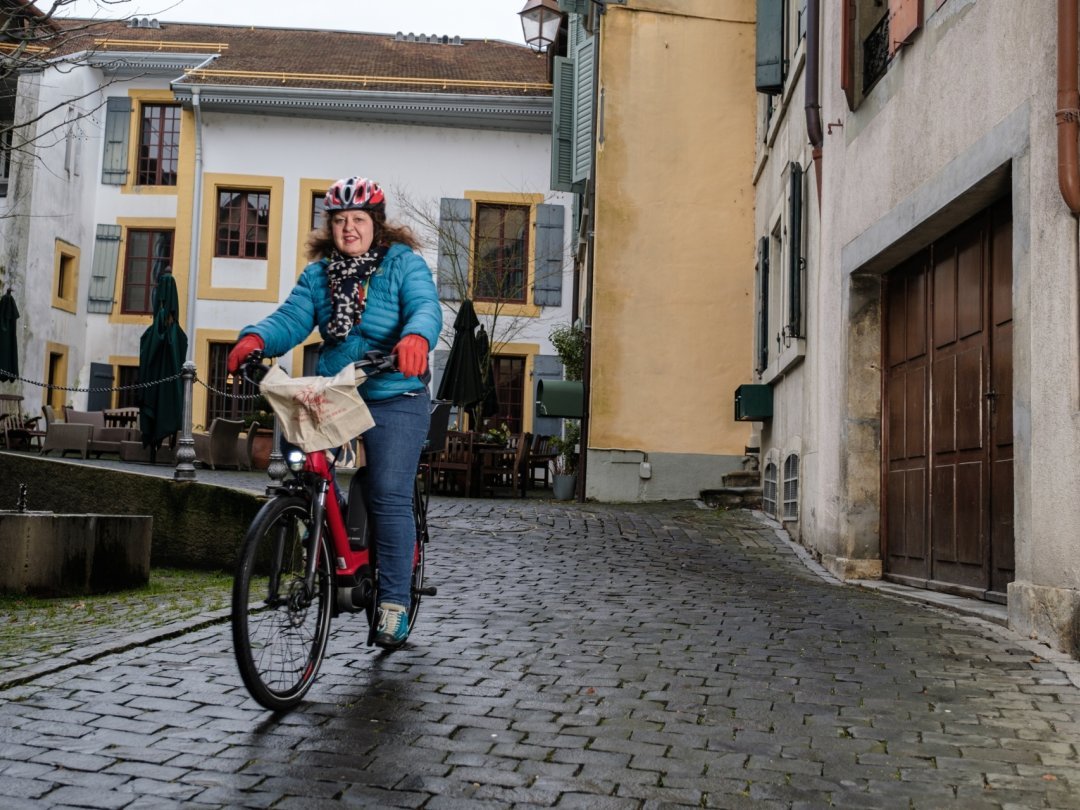 Verena Gubler roule à Aubonne à vélo électrique. A la tête de la boulangerie La Fontaine avec son mari, l'Aubonnoise est une figure du bourg.