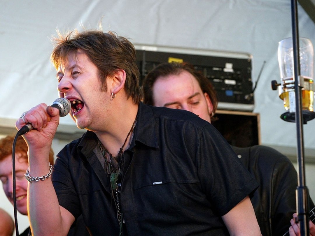 Shane MacGowan lors d'un concert à Belfast en 2004.