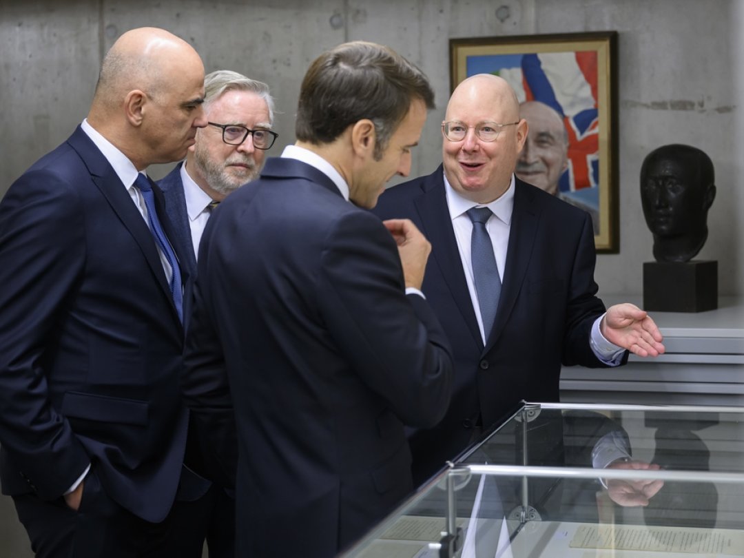 Alain Berset et Emmanuel Macron écoutent Gilles Grin, directeur de la Fondation Jean Monnet pour l'Europe, à Lausanne.