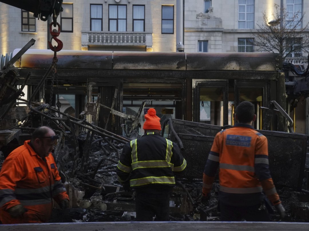 Un bus incendié sur O'Connell Street, l'une des artères principales de la capitale irlandaise, le matin du 24 novembre.
