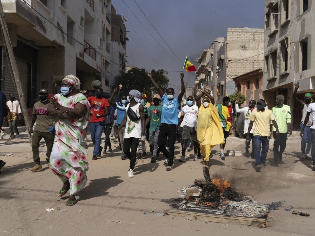 A Dakar, des manifestants protestent contre la décision du Président sénégalais Macky Sall de reporter l'élection présidentielle, prévue initialement le 25 février 2024.