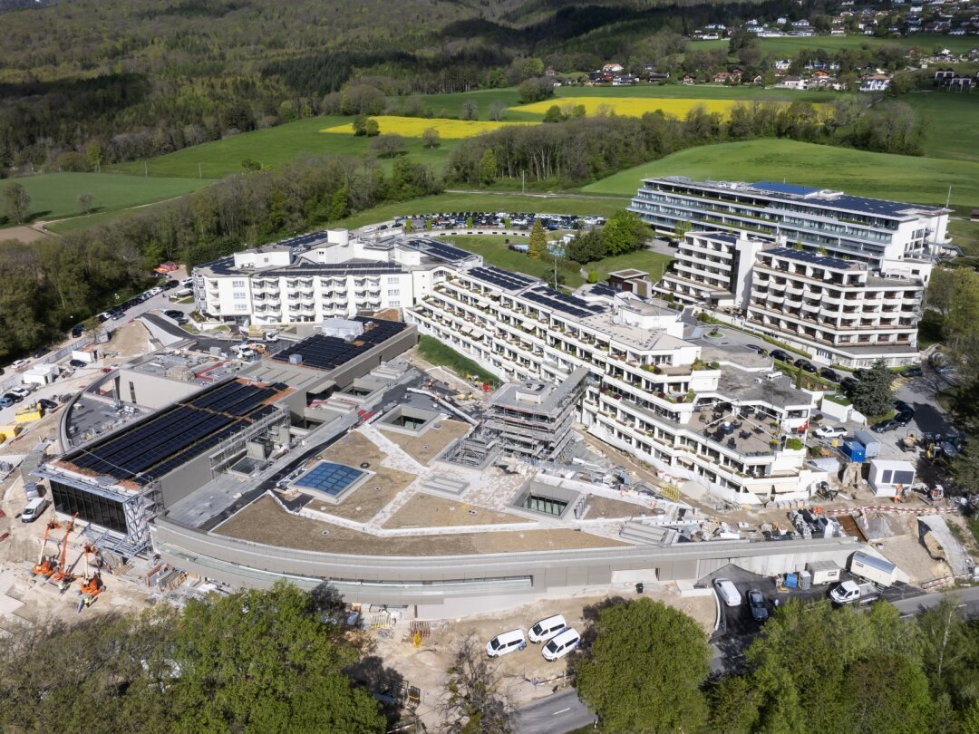 Le bâtiment est achevé. Sur la gauche, l'auditorium, avec ses larges baies vitrées, se détache du reste de la structure.