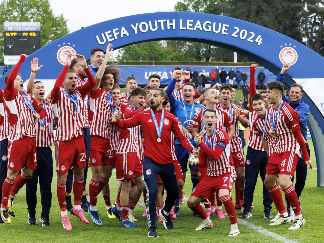 Les jeunes joueurs de l'Olympiakos sacrés champions d'Europe U19, lundi à Colovray (3-0).