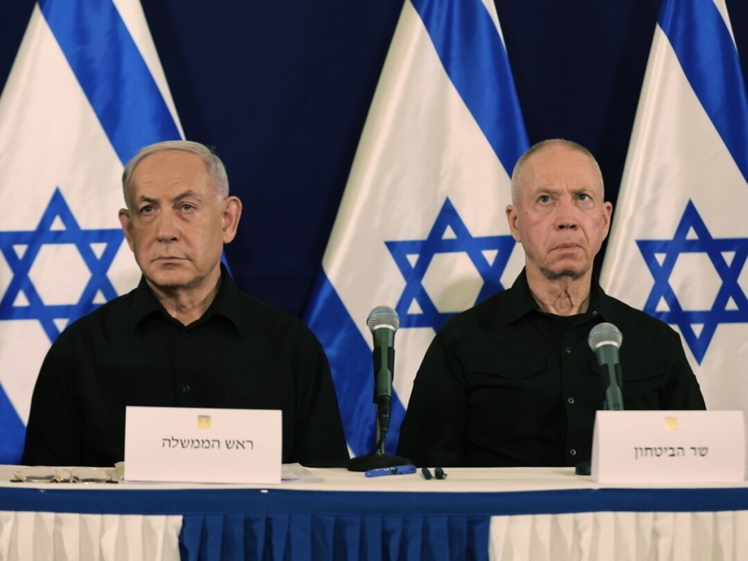 Le Premier ministre israélien Benjamin Netanyahou et son ministre de la Défense Yoav Gallant lors d'une conférence de presse, le 28 octobre 2023.