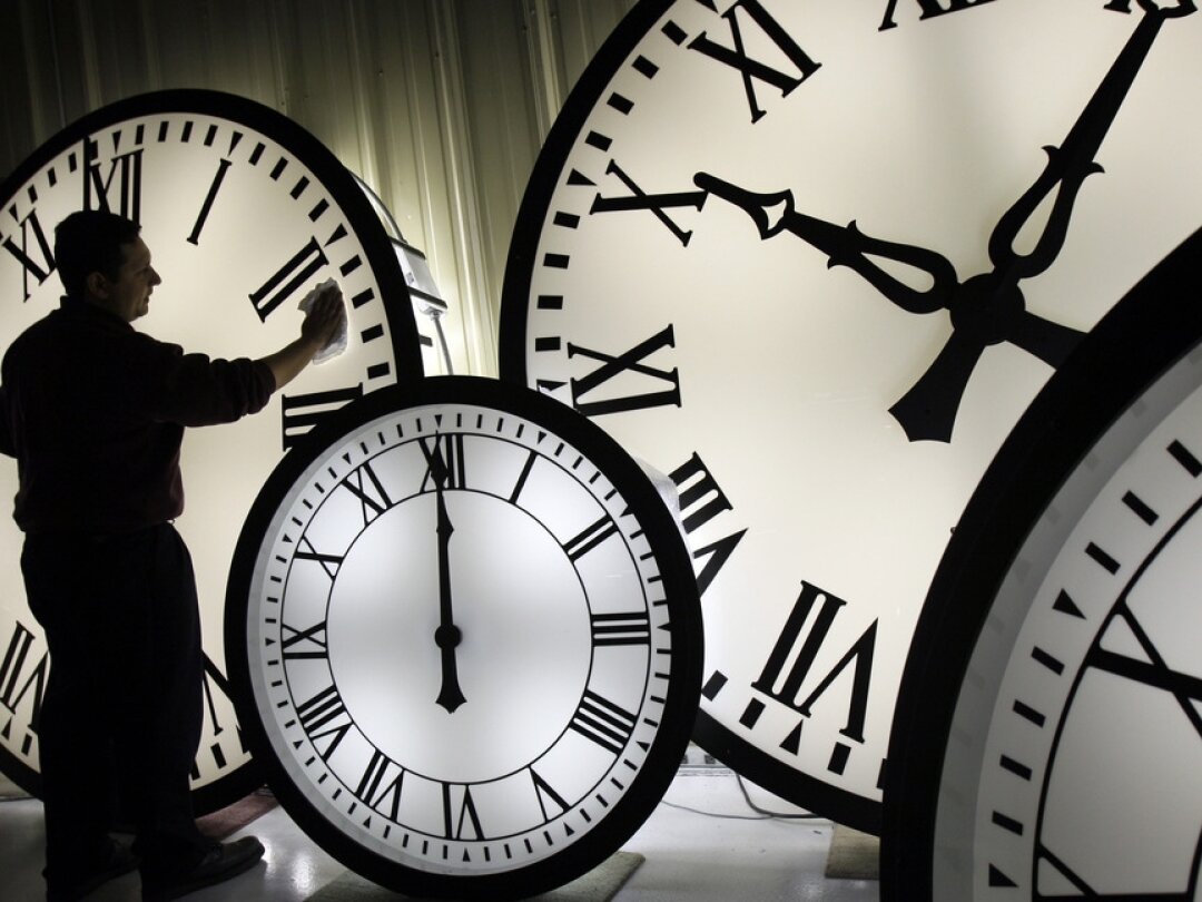 Walter Rodriguez, employé d'Electric Time Co., nettoie la face d'une horloge Wegman de 84 pouces dans l'usine de Medfield, au Massachusetts.