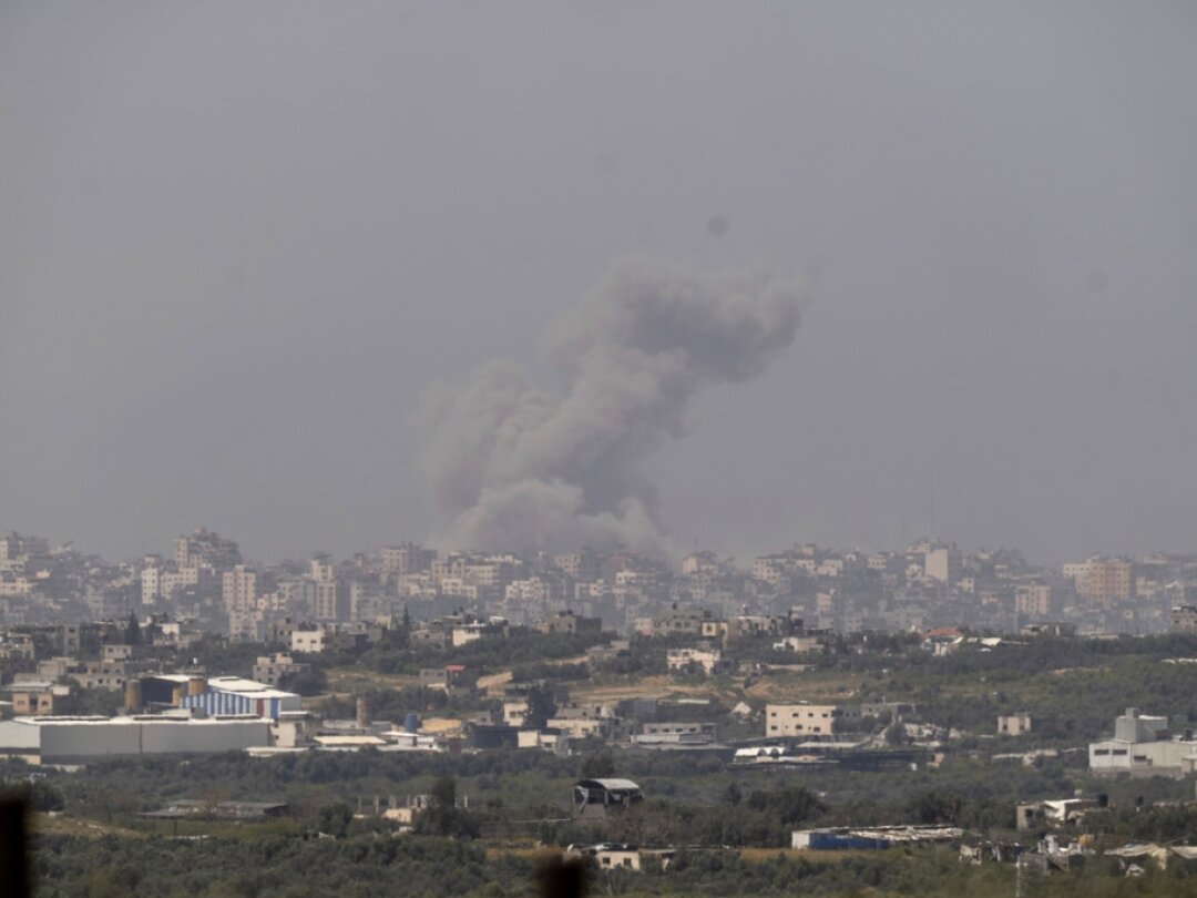 Au matin, d'épais nuages de fumée s'élevaient au-dessus d'une zone densément peuplée dans le nord de la bande de Gaza.