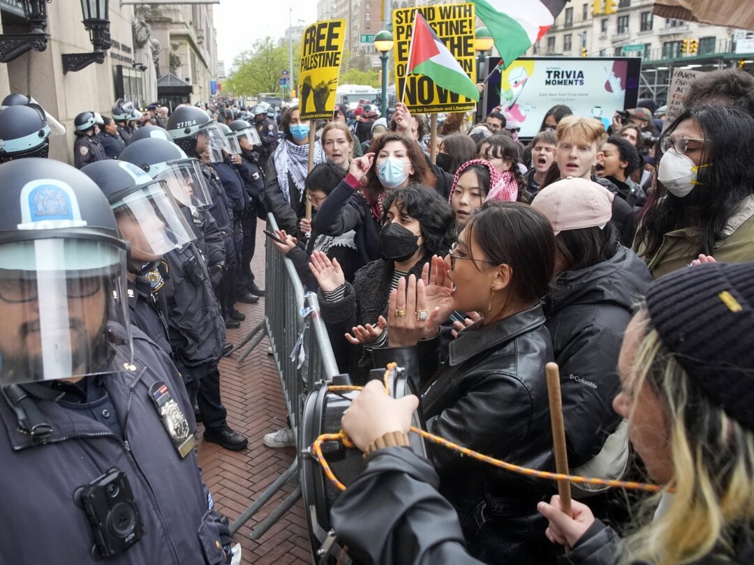 Des manifestants scandent des slogans pro-palestiniens face à des policiers qui les empêchent d'accéder au campus de l'université Columbia, jeudi, à New York.