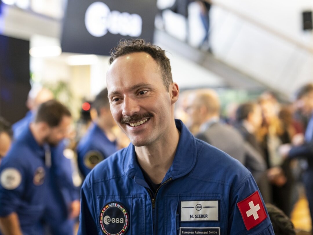 Marco Sieber a reçu son diplôme à l'issue d'une formation de base d'un an au Centre des astronautes de l'ESA à Cologne.