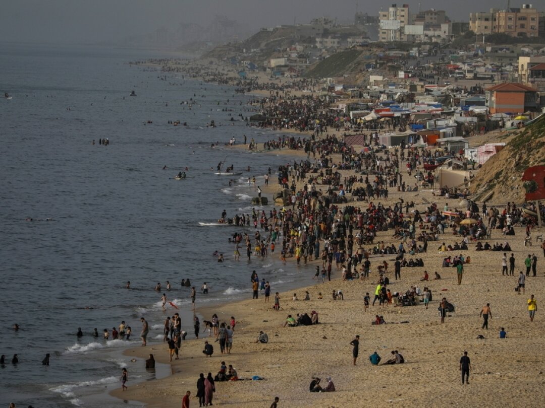 Des Palestiniens déplacés passent leur temps sur la plage, dans le sud de la bande de Gaza, le 25 avril 2024. Jusqu’à 1,9 million de personnes, soit plus de 85% de la population, ont été déplacées dans la bande de Gaza.
