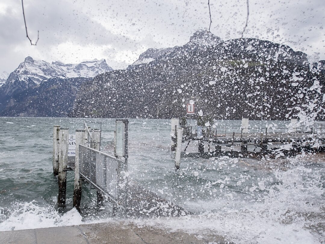 Des embruns photographiés lors d'une tempête de foehn à Brunnen (SZ) (archives).