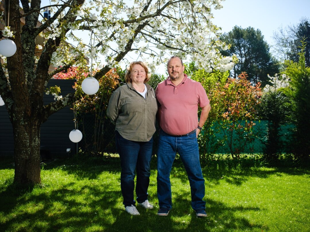 «On n’aime pas les projecteurs, en principe!» Très investis dans leur village de Mies, Stéphanie et Philippe Meier ont accepté de poser ensemble dans leur jardin.