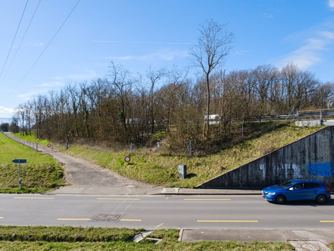 A la hauteur de la route de Sauverny, sur les hauts de Versoix, subsiste encore les traces d’une ancienne bretelle provisoire, utilisée lors de la construction de l’autoroute dans les années soixante.