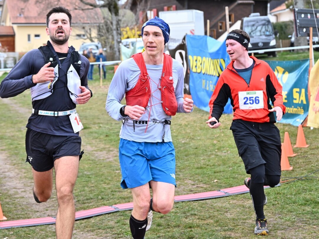 Raphaël Niederhauser (à gauche) a terminé premier du parcours de 27 km du Trail du Mont Bally, dimanche.