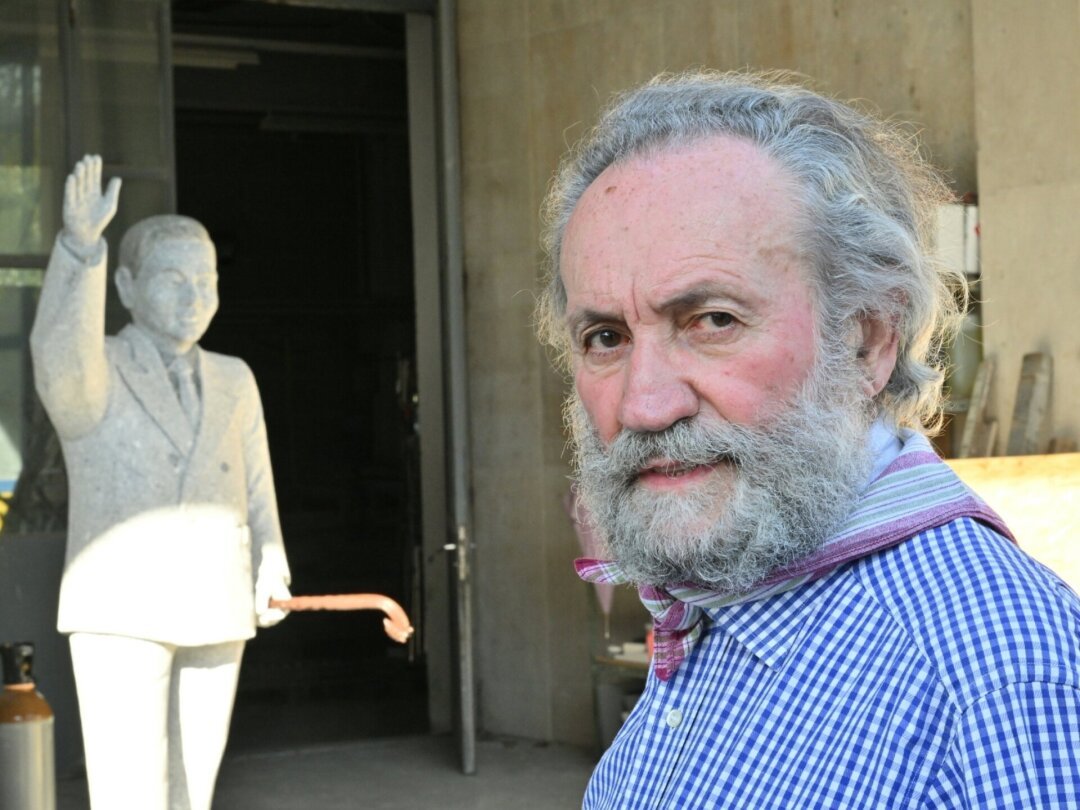 Benito Cassetta a refait une petite beauté à sa sculpture avant de la laisser partir aux Etats-Unis.