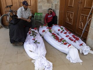 La Défense civile de Gaza a indiqué avoir exhumé depuis samedi 340 corps de personnes tuées et enterrées par les forces israéliennes dans des fosses communes à l'intérieur de l'hôpital Nasser.