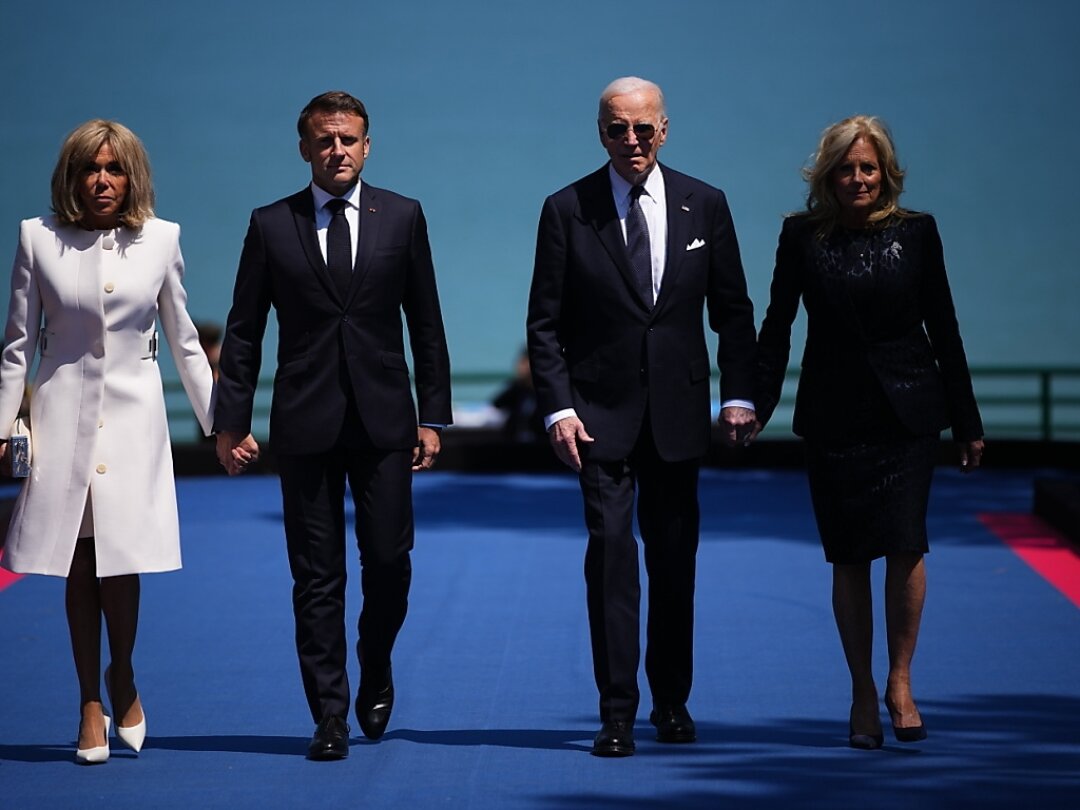 Emmanuel Macron, Joe Biden et leurs conjointes à leur arrivée à la cérémonie commémorative du débarquement.
