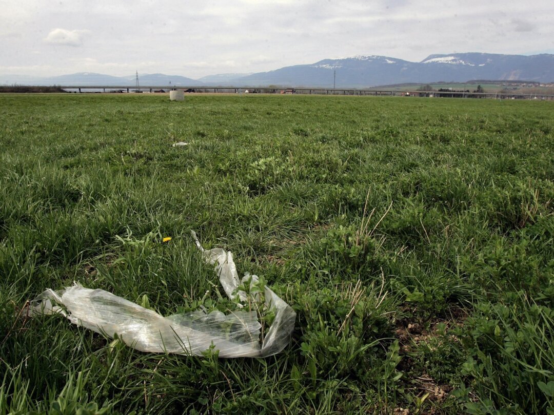 En Suisse, les activités agricoles laissent s'échapper quelque 67 tonnes de plastique par an. C'est beaucoup moins que l'abrasion des pneus et ses 3400 tonnes.