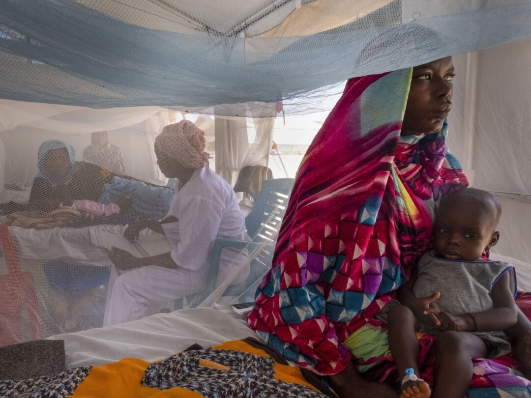 Des enfants soudanais souffrant de malnutrition sont traités par Médecins sans frontières (MSF) dans le camp de Metche au Tchad, situé à la frontière avec le Soudan.
