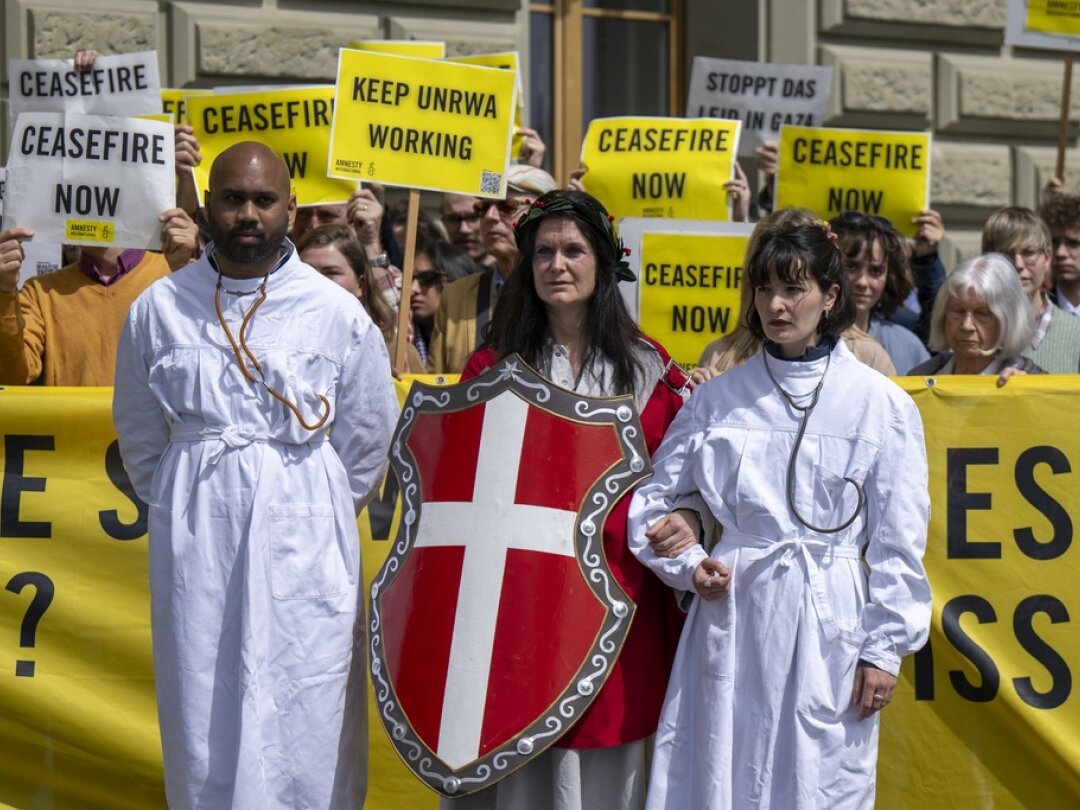 Amnesty International Suisse et d'autres organisations ont appelé la Suisse à se souvenir de sa tradition humanitaire.