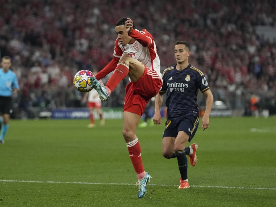 Jamal Musiala du Bayern, à gauche, contrôle le ballon devant Lucas Vazquez du Real Madrid pendant la demi-finale aller de la Ligue des champions à l’Allianz Arena de Munich.