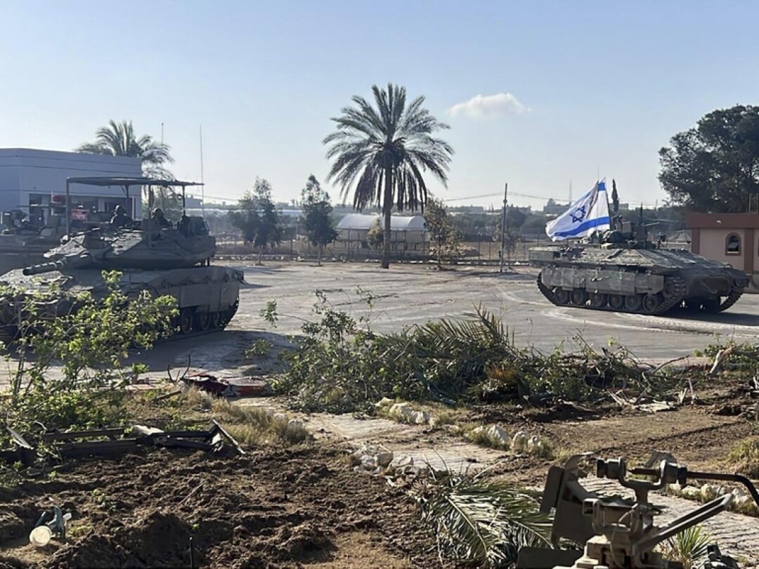 Des chars israéliens se sont postés à proximité du point de passage de Rafah, qui lie le sud de la bande de Gaza à l’Egypte voisine.