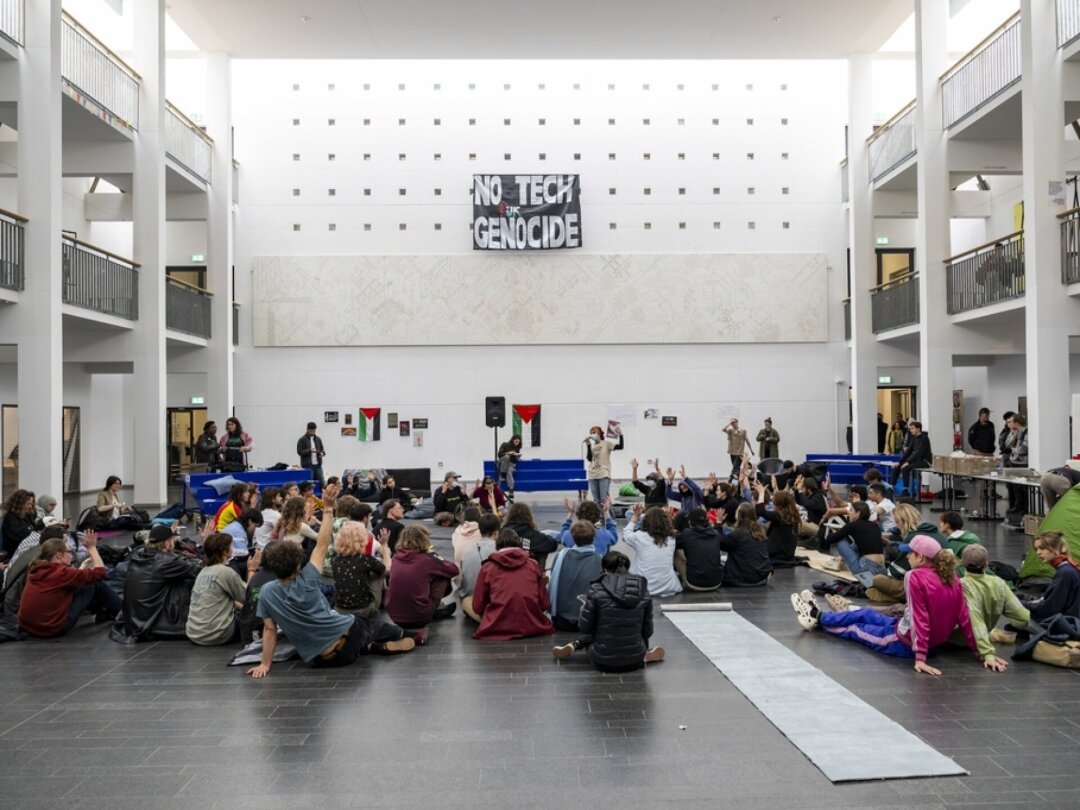 Des étudiants pro-palestiniens occupent pacifiquement le hall du bâtiment d'architecture de l'EPFL.