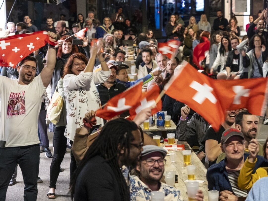 Des supporters du chanteur Nemo célèbrent sa victoire à Bienne.