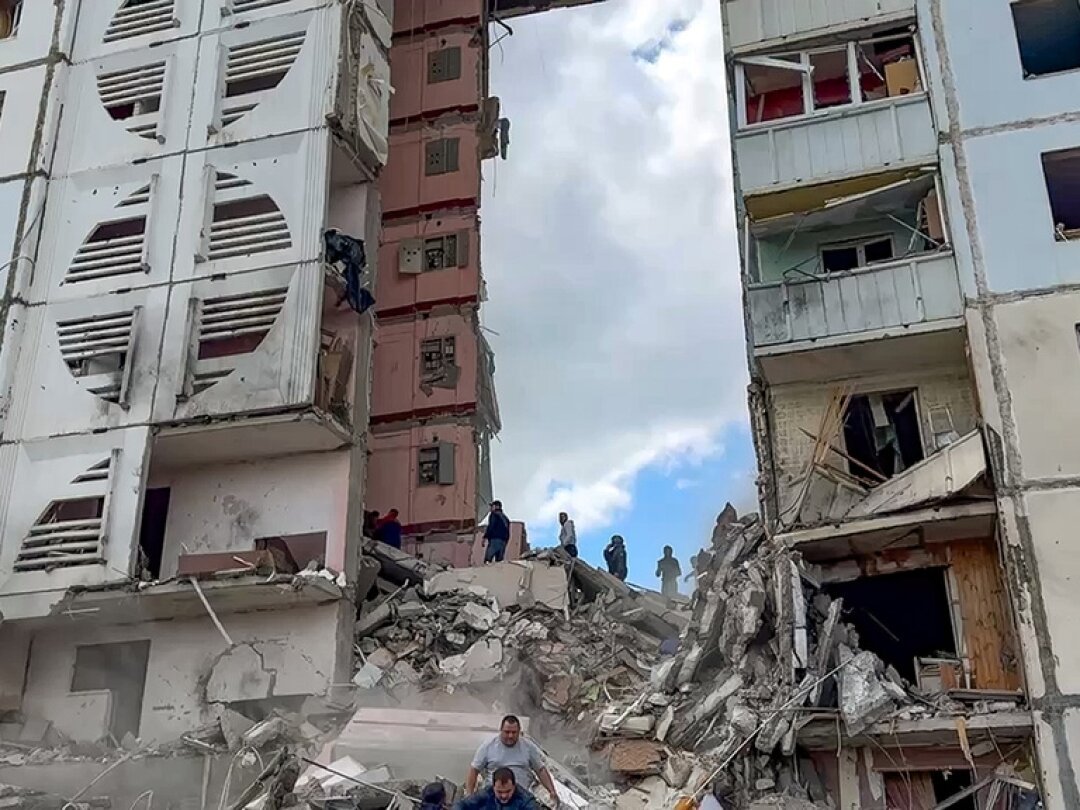 Sur cette photo tirée d'une vidéo publiée par la chaîne Telegram du gouverneur de la région de Belgorod, Vyacheslav Gladkov, les services d'urgence russes travaillent sur les lieux de l'immeuble partiellement effondré.