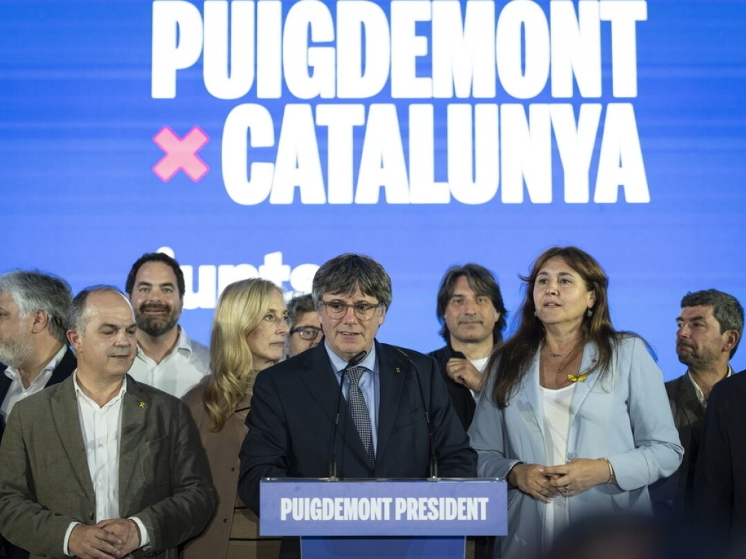 Toujours sous le coup d'un mandat d'arrêt en Espagne, Carles Puigdemont s'est exprimé dimanche depuis le sud de la France.