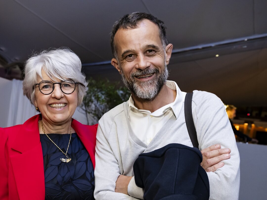 La conseillère fédérale Elisabeth Baume-Schneider avec le réalisateur valaisan Claude Barras, avant la projection de son nouveau film "Sauvages" au Festival de Cannes vendredi.