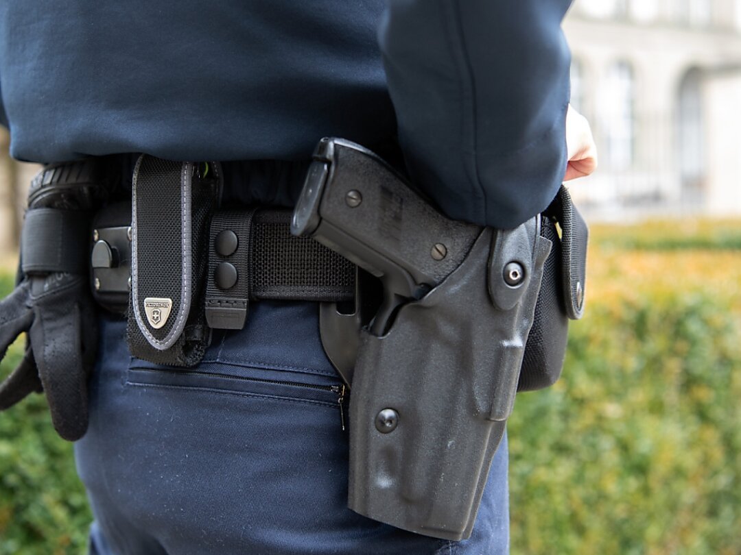 Dans le respect du principe de proportionnalité, l'utilisation des armes à feu constitue l'ultime solution pour la police suisse. (archives)