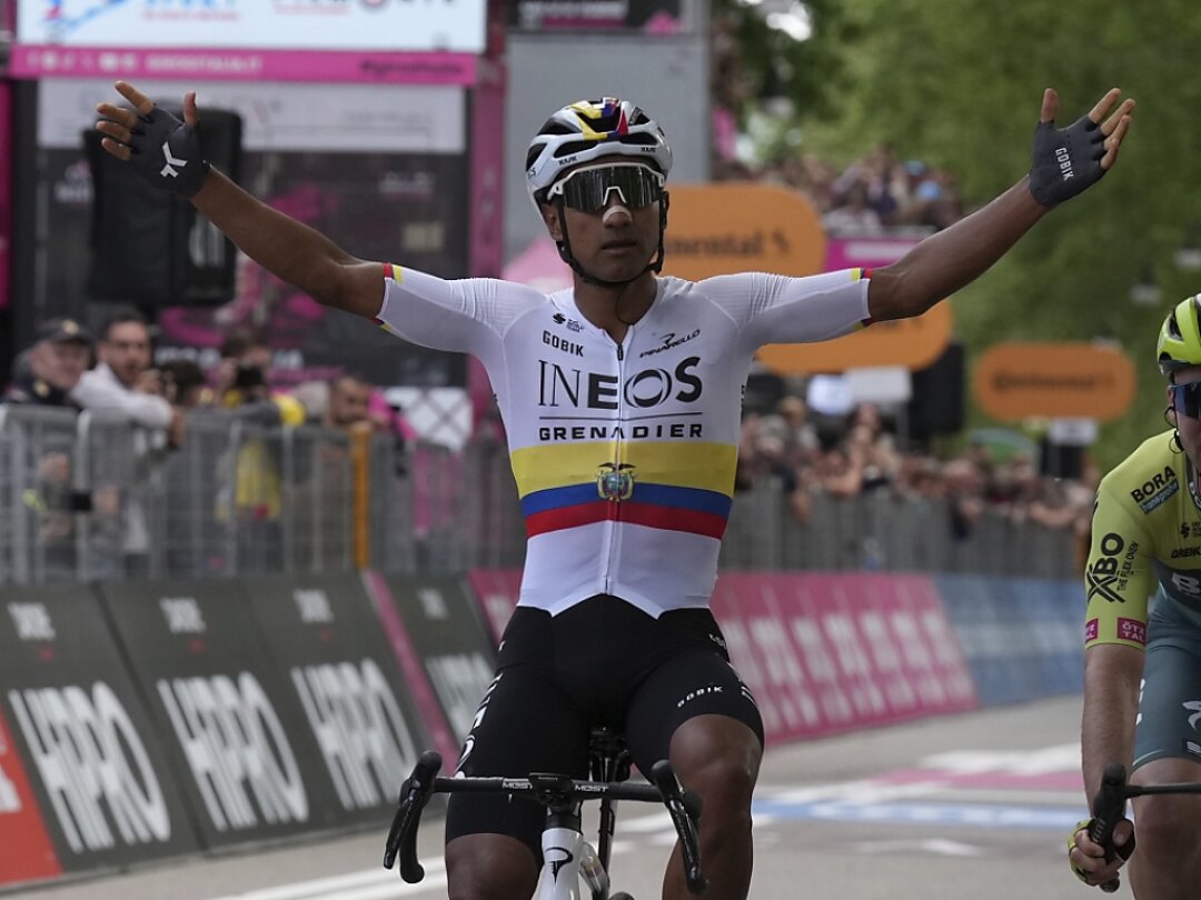Jhonatan Narváez a levé les bras au terme de la première étape du Giro à Turin.