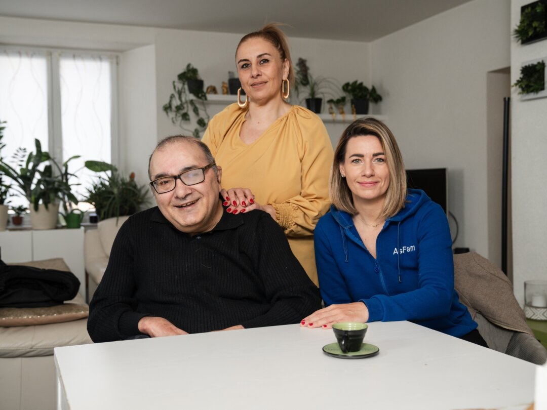 De gauche à droite: Ali Naki Enhas, Vincenza Enhas, et Janik Delville, responsable qualité et soins d'Asfam pour la Suisse romande.