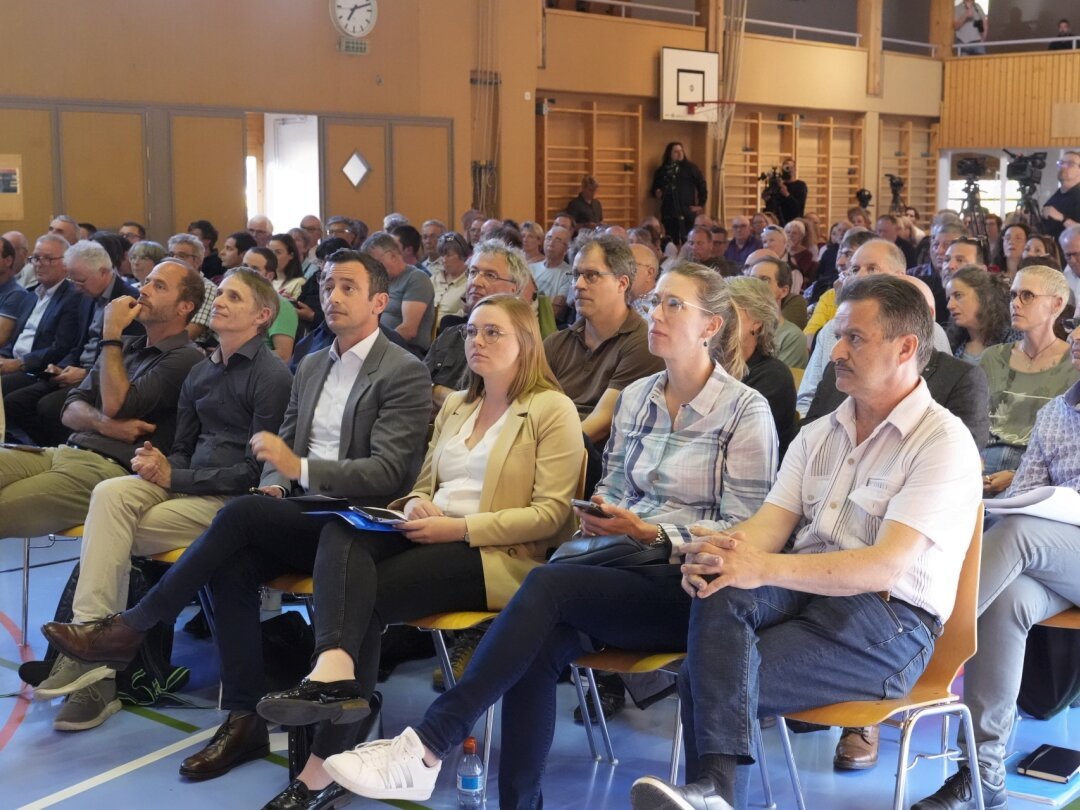 La conférence-débat organisée lundi à L'Isle a permis aux quelque 250 spectateurs de poser leurs questions, à Valérie Dittli et Vassilis Venizelos notamment.