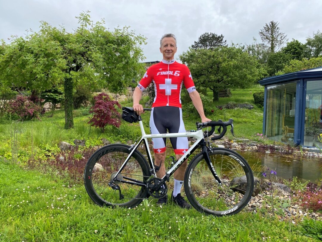 Champion suisse de cyclisme sur piste des plus de 50 ans, le Lulliéran Johny Gasser profite des jours de pluie pour sortir son vélo d'extérieur.