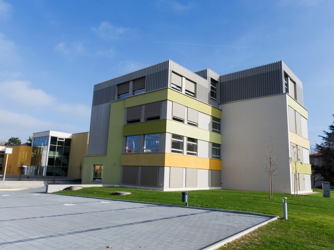 En plus des centrales déjà construites par la Ville de Gland, la coopérative Optima Solar en prévoit d'autres sur le reste des bâtiments du complexe scolaire des Perrerets.