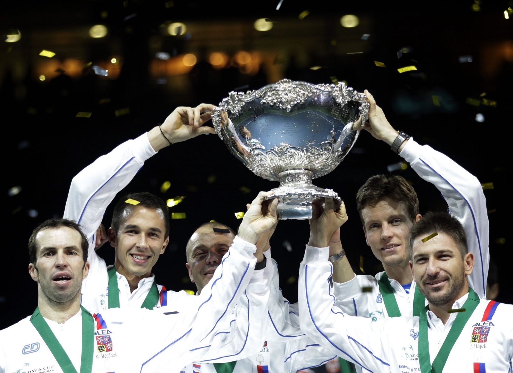 Les Tchèques (de gauche à droite: Radek Stepanek, Lukas Rosol, le capitaine Vladimir Safarik, Tomas Berdych et Jan Hajek) ont soulevé leur second Saladier d'argent dans le ciel de Belgrade.