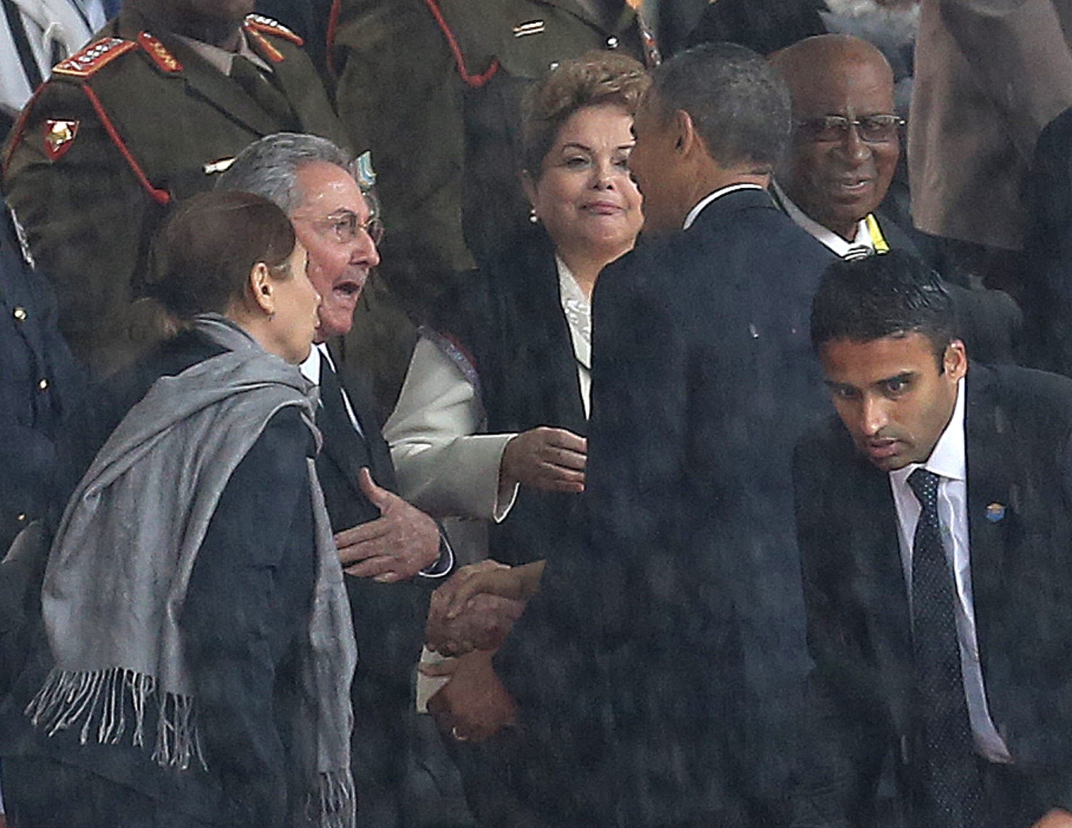 Barack Obama serre la main de Raúl Castro sous le regard de Dilma Rouseff: un instant historique.