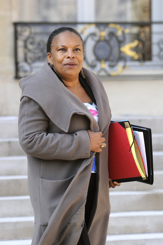 La ministre de la justice française Christiane Taubira est comparée à une guenon sur la couverture du magazine d'extrême droite "Minute".