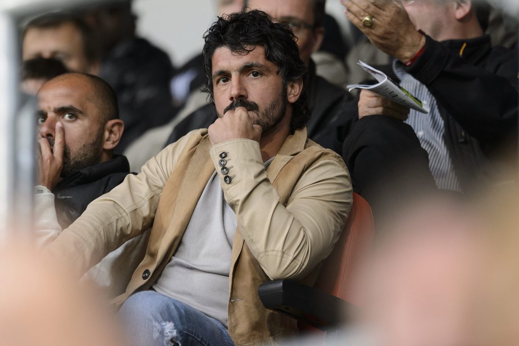 Le joueur valaisan Gennaro Gattuso observe le match depuis la tribune lors de la rencontre de football de Super League entre le FC Sion et Grasshopper Club Zuerich, ce jeudi 16 mai 2013 au stade de Tourbillon a Sion. (KEYSTONE/Laurent Gillieron)