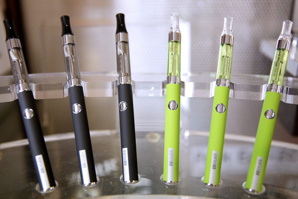 epa03902226 E-Cigarettes are on display in a shop in Paris, France, 08 October 2013. The EU Parliament are debating on about how to sell E-cigarette within Europe, the members have also rejected a plan to unilaterally regulate e-cigarettes as medicinal products.  EPA/YOAN VALAT