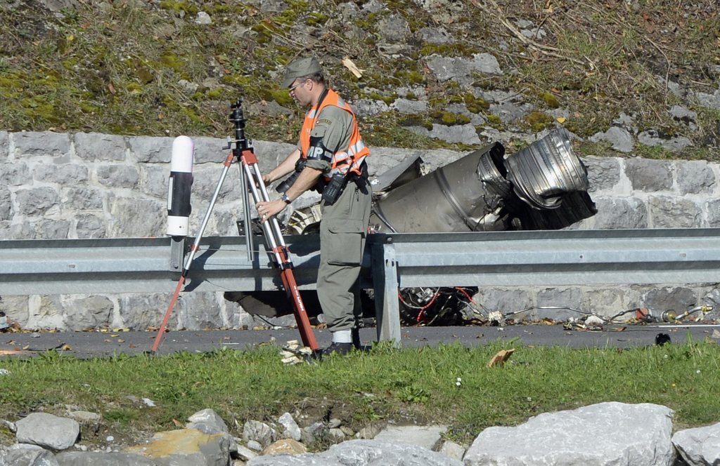 Des spécialistes de l'Armée suisse et de la police scientifiques procèdent à l'examen des lieux du crash du F/A-18, près d'Alpnachstad (OW).